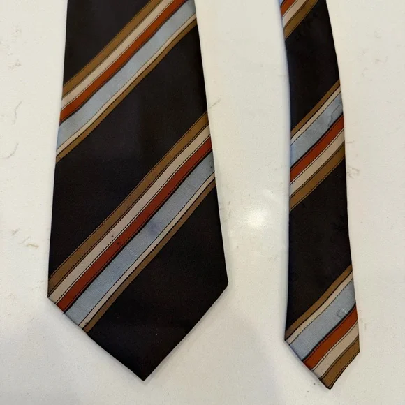 Vintage 1970s Gucci Silk Necktie Brown Striped
Made in Italy. Designer tie - Picture 4 of 5
